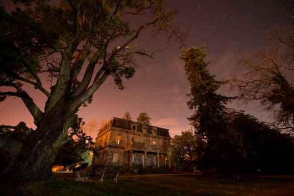 Vista nocturna de la casa